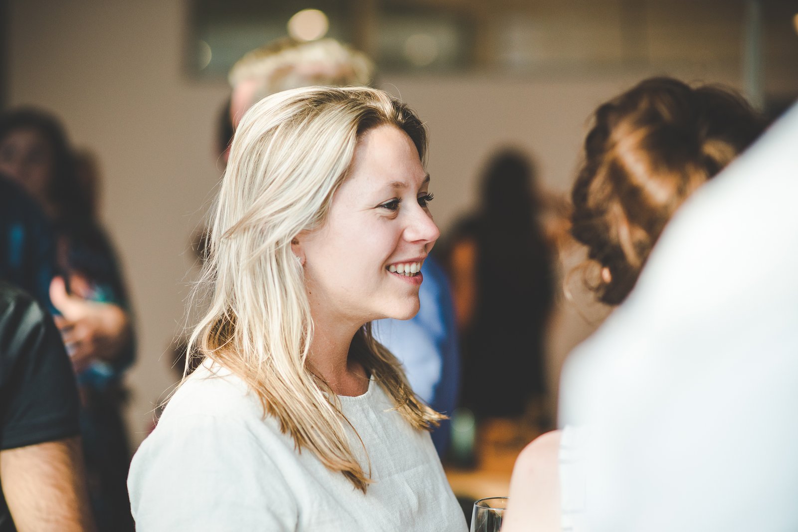 It's a picture of Martine, the author of the article. She is in the center of the picture, sideways and smiling while talking to other colleagues
