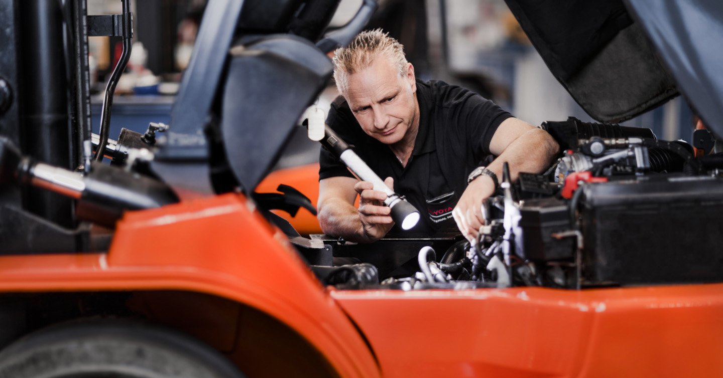 Servicetechniker bei der Prüfarbeit