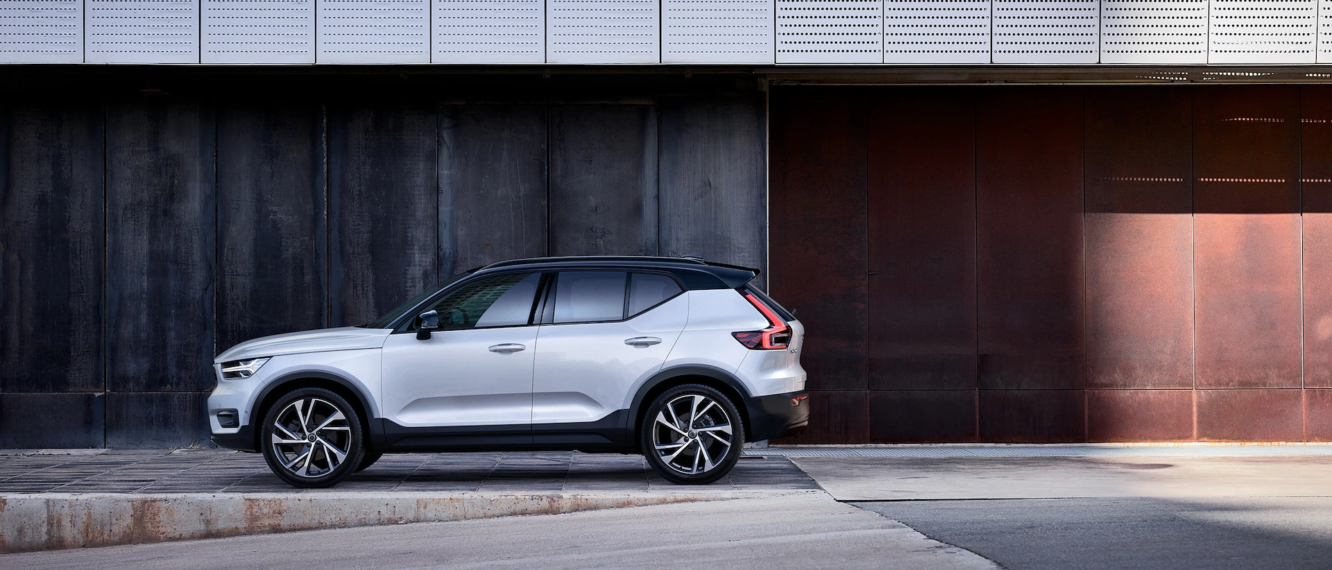 Get up close to the Volvo XC40 recharge plug-in hybrid with WebAR