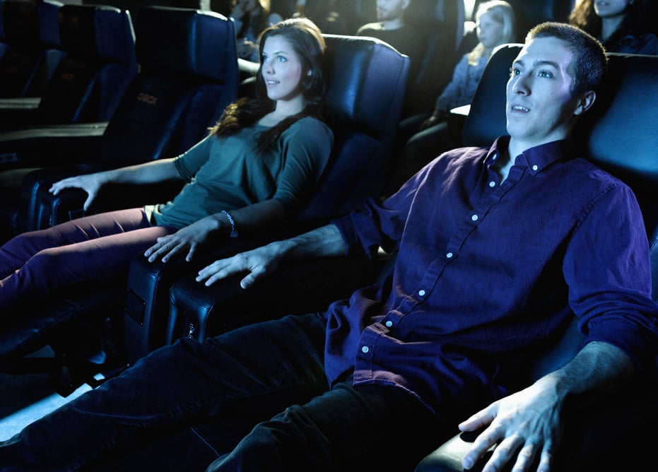Couple-regarde-un-film-au-cinema