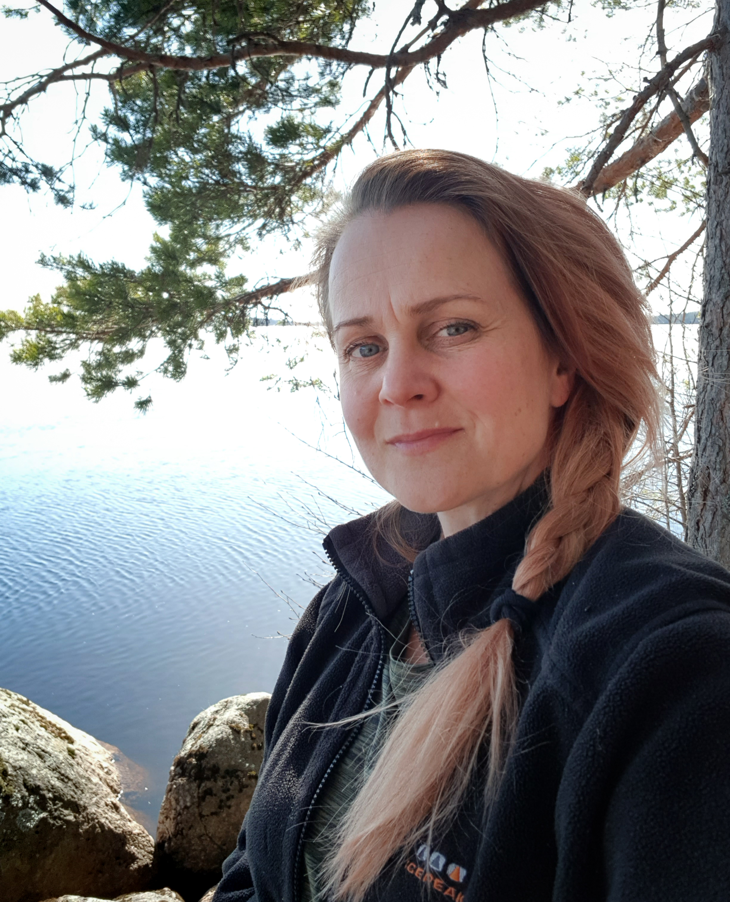 Netprofilen ensimmäiseksi visuaaliseksi suunnittelijaksi hyppää Marja Sänkiaho selfie