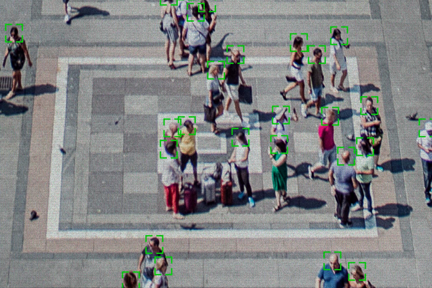 Una cámara de calle detecta las caras y temperaturas de las personas que transitan por una plaza