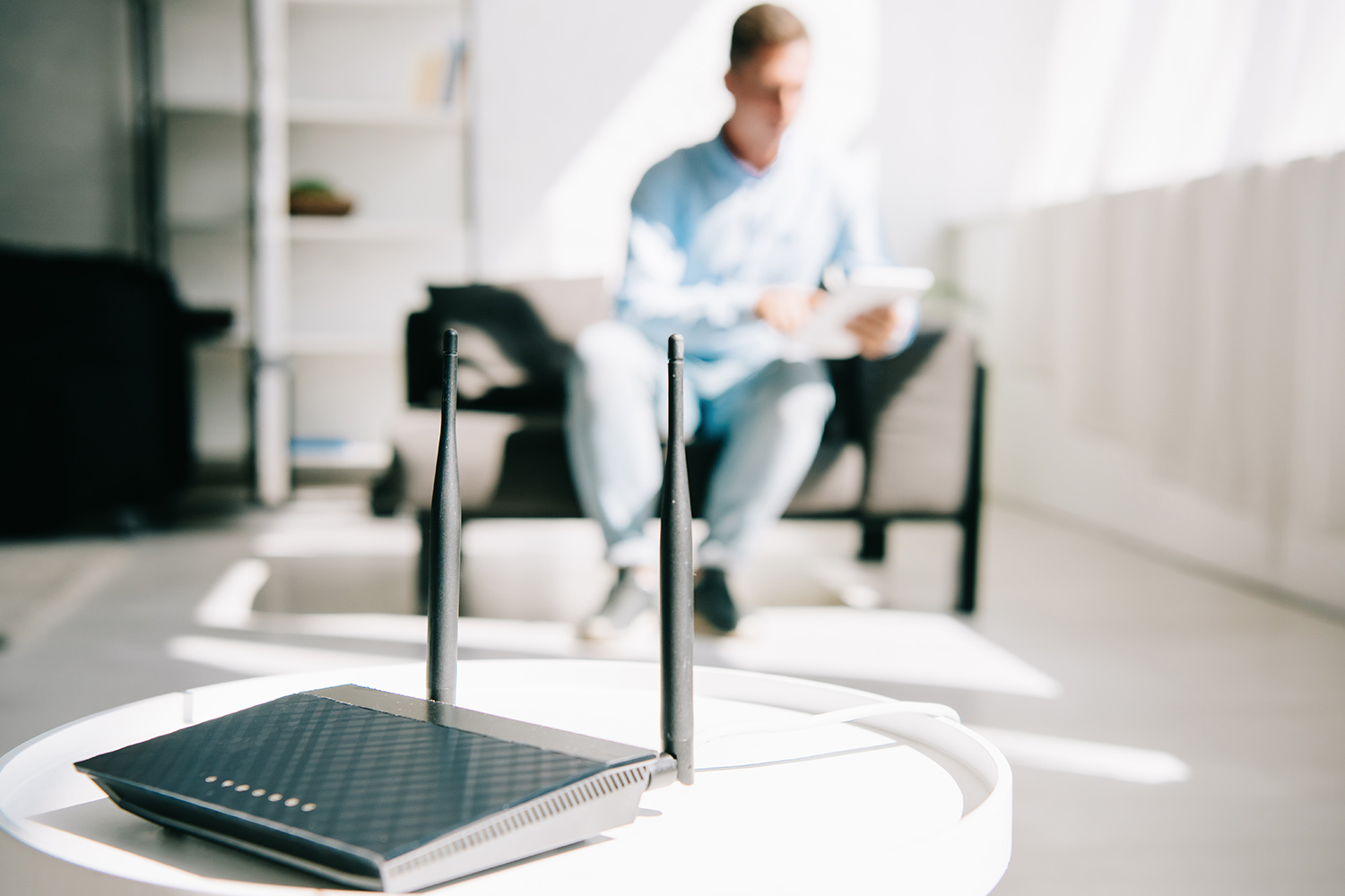 Trabajador en home office accede al internet desde su router