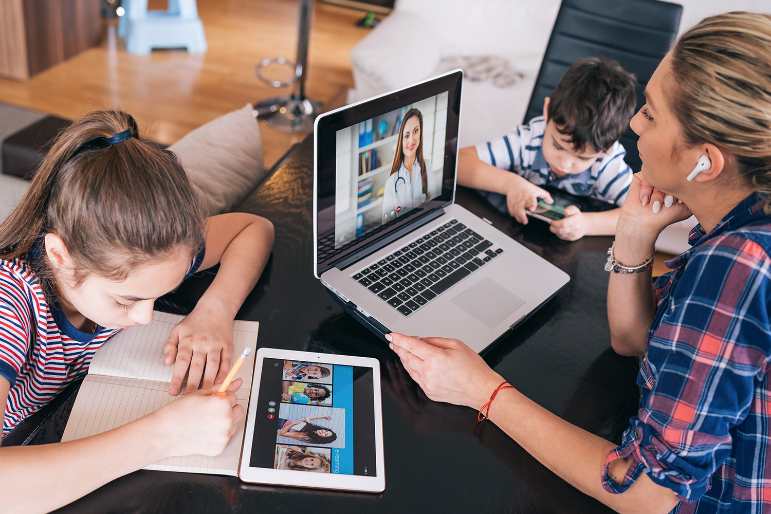 Madre y dos hijos interactúan con la tecnología juntos