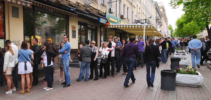 Несколько в первую очередь в. Очередь в кафе. Очередь в ресторан. Очередь в кофейню. Люди в очереди в кафе.