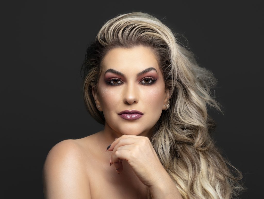 Quem é Alice Salazar