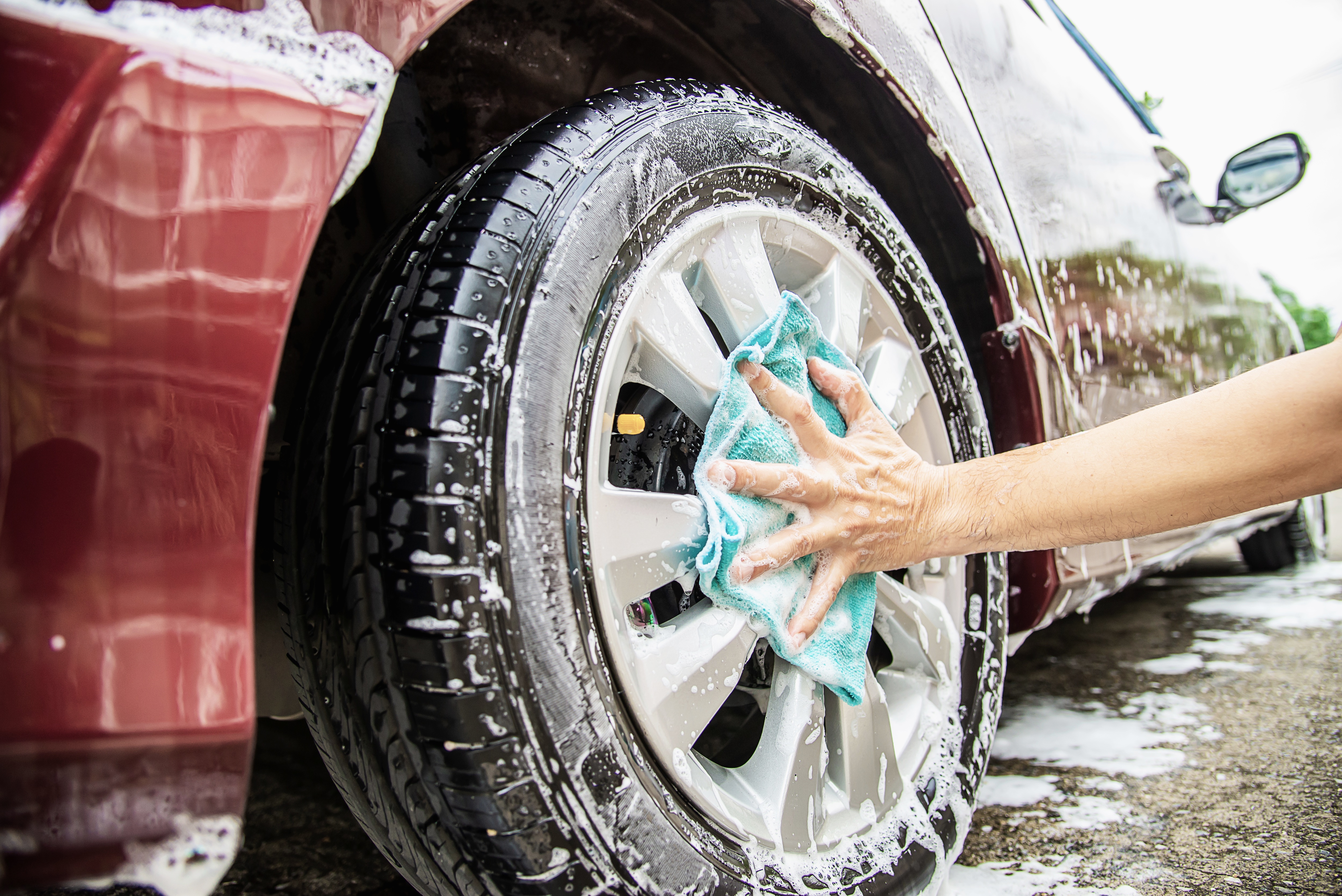 man-wash-car-using-shampoo