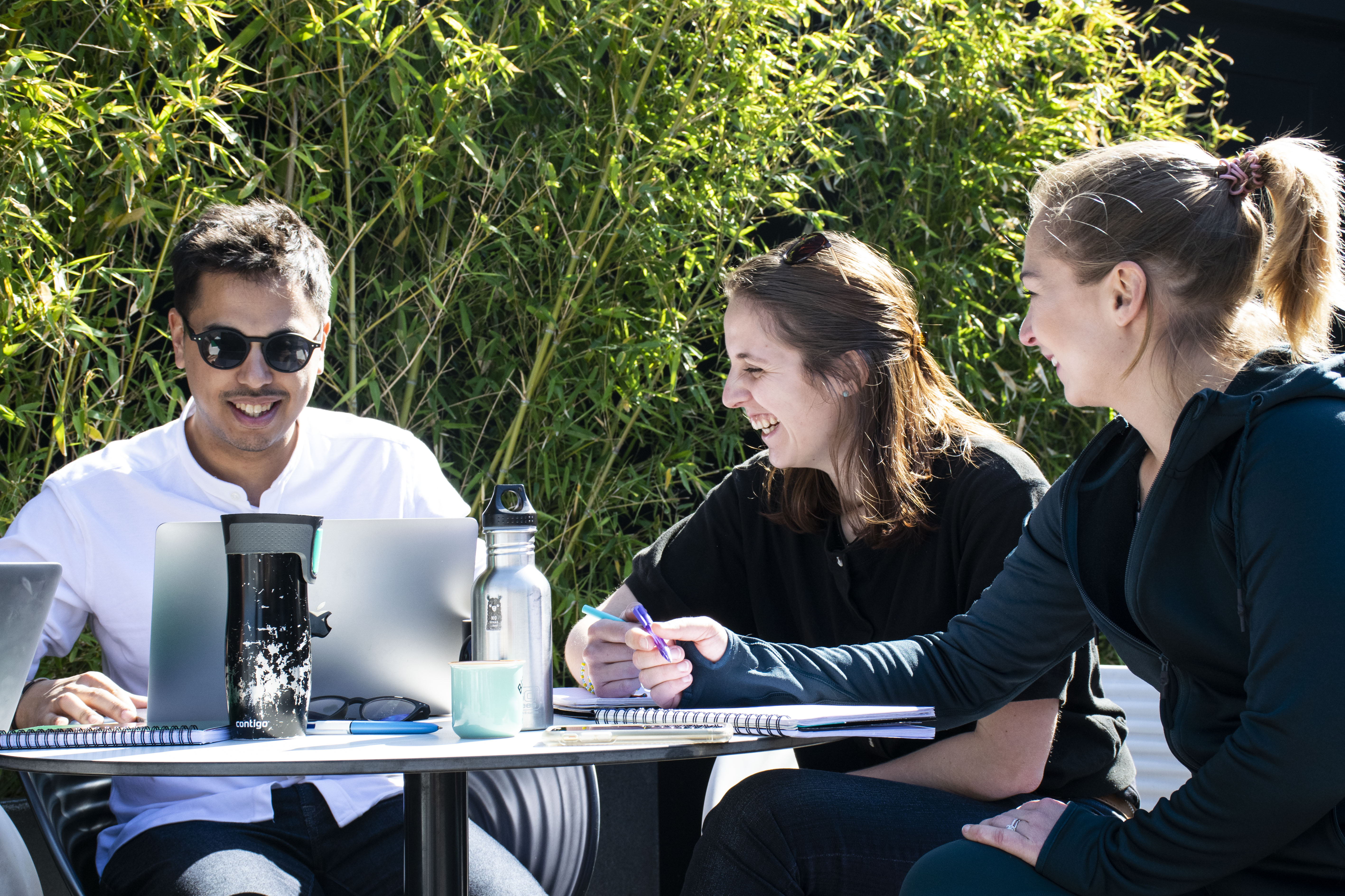 Des collègues autours d'une table, ils rigolent - QVT