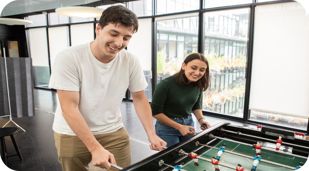 collaborateurs qui jouent au babyfoot 