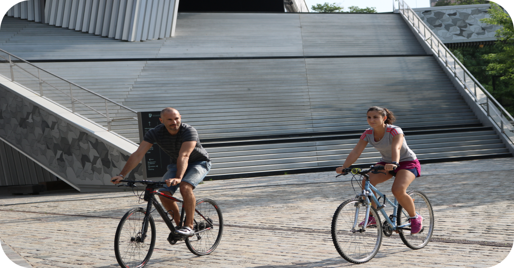 Deux personnes qui font du vélo 
