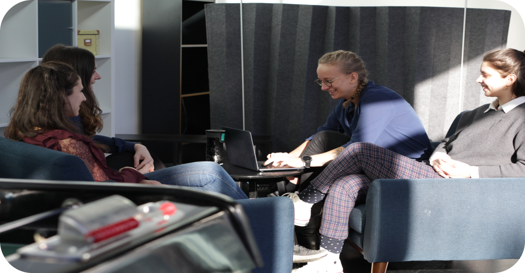 trois collègues qui discutent 