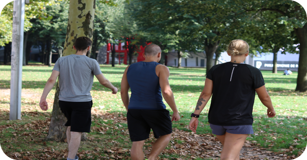 trois personnes qui marchent