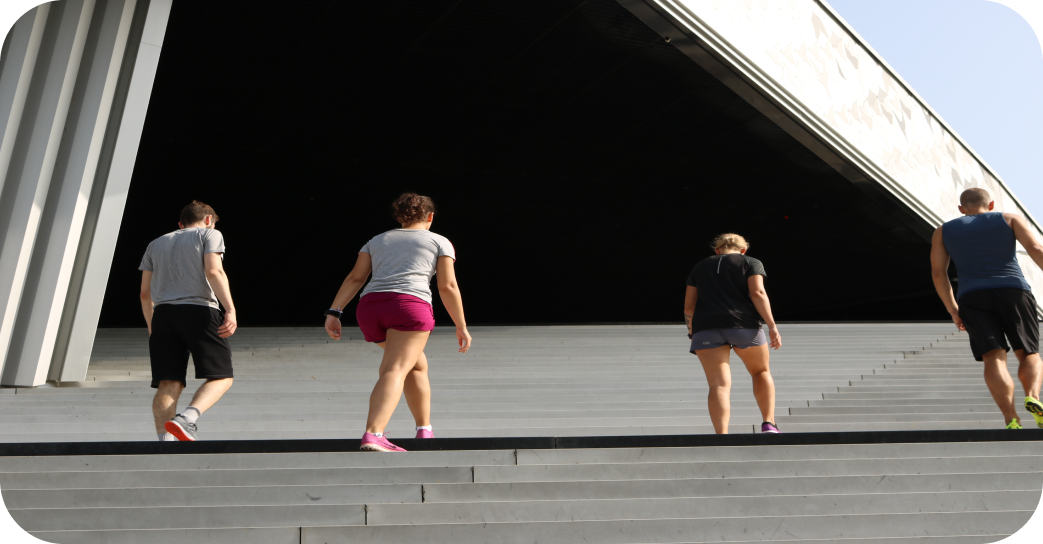 personnes qui montent des escaliers 