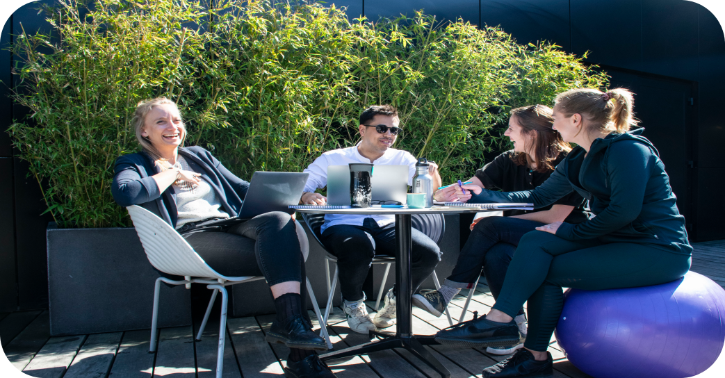 collaborateurs en réunion en extérieur 