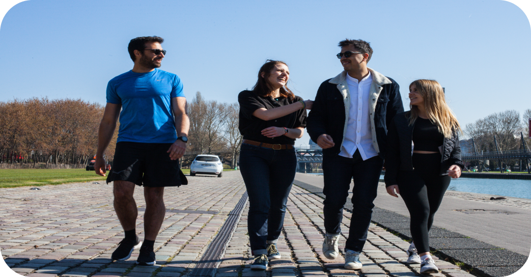 4 personnes qui marchent et qui discutent