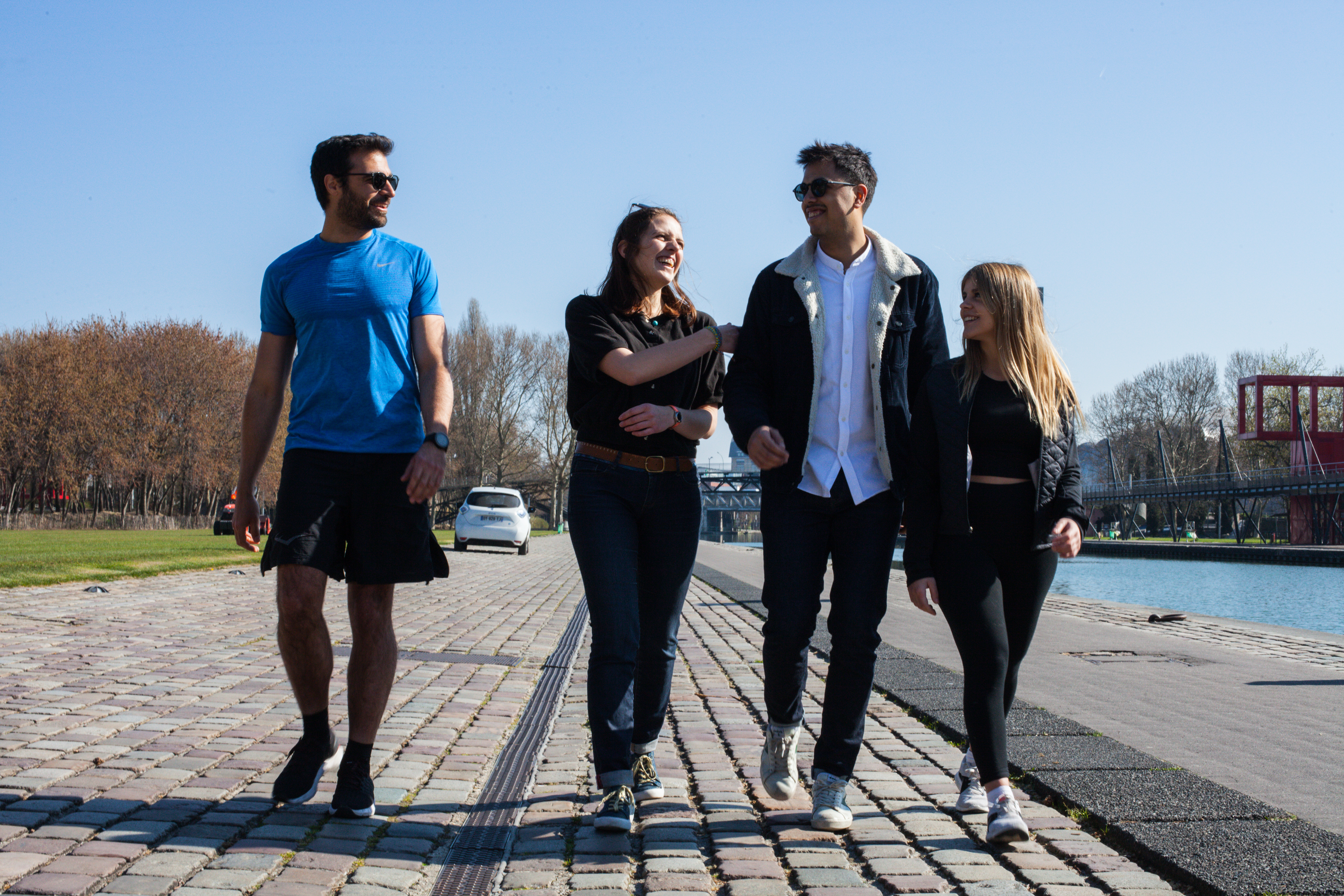 Un groupe d'amis marchant ensemble - RSE