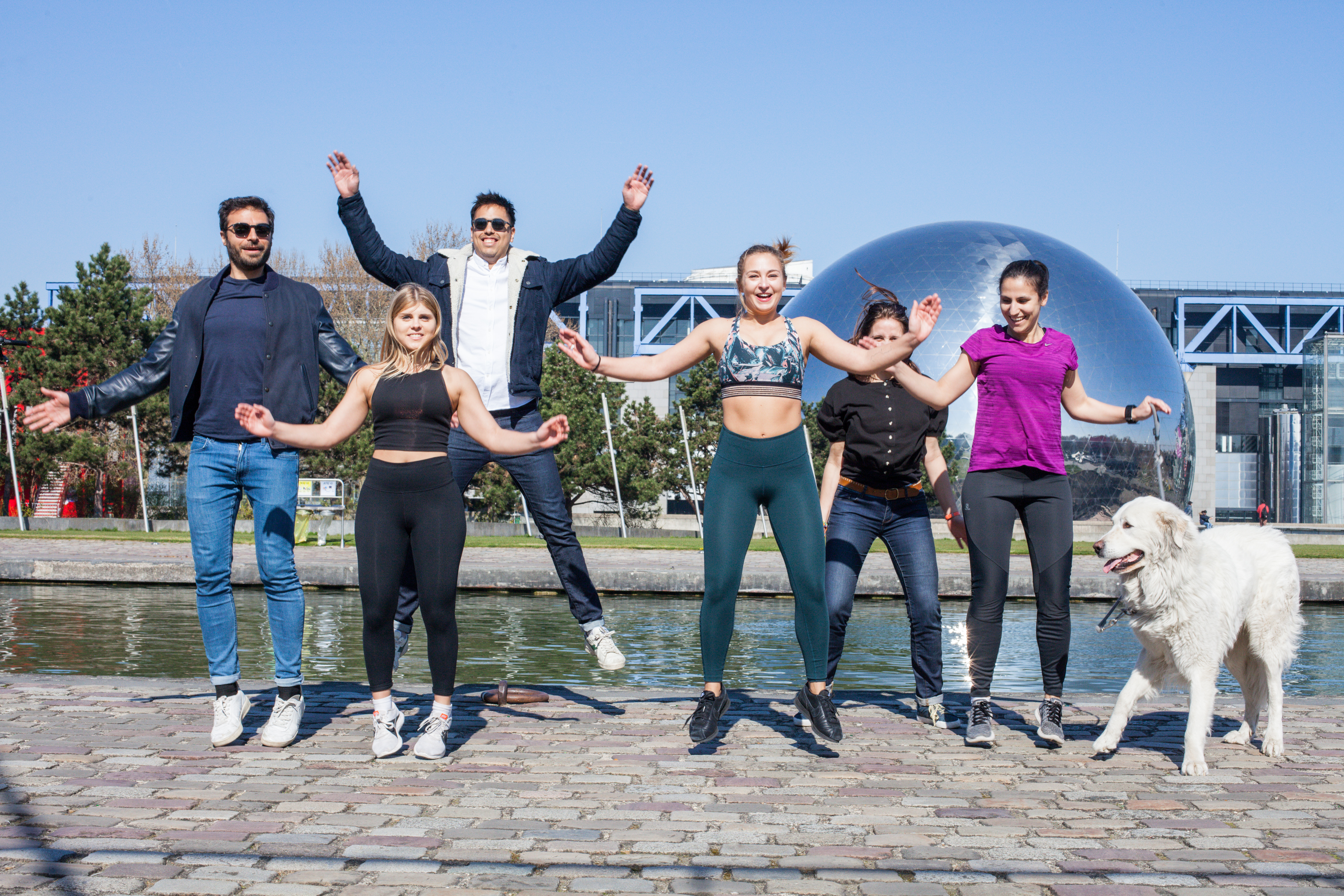 Plusieurs collègues en train de s'amuser en faisant du sport - QVT et cohésion d'équipe