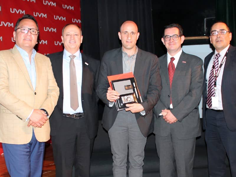 alberto-lati-recibe-reconocimiento-en-uvm