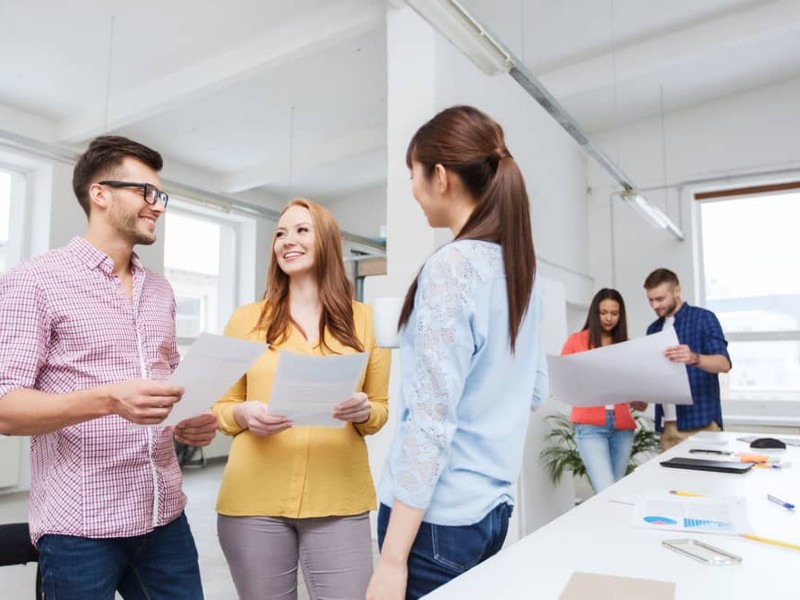 comercio_internacional_estudiantes_debaten_en_salon_de_clases