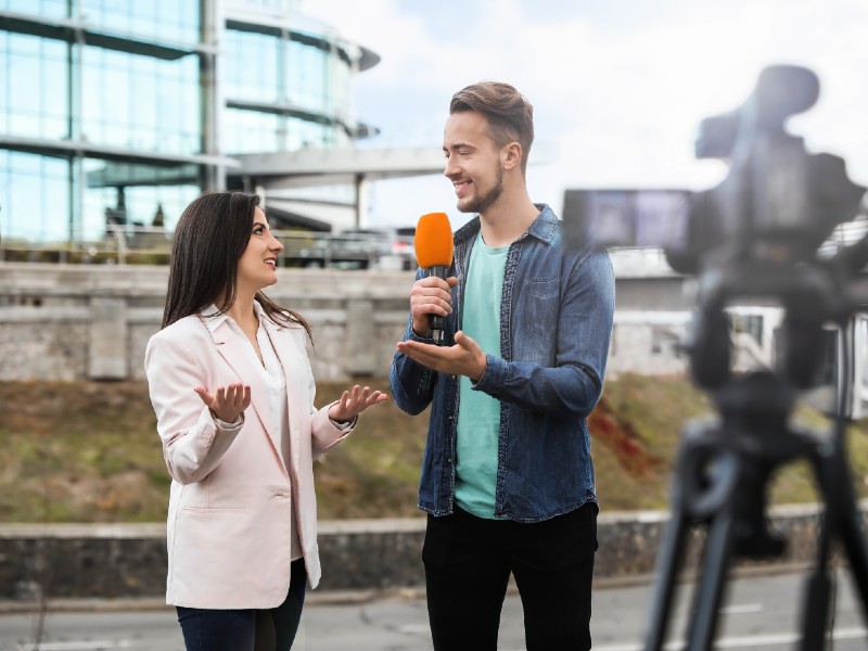 estudiar-comunicacion-jovenes-periodistas-realizan-entrevista