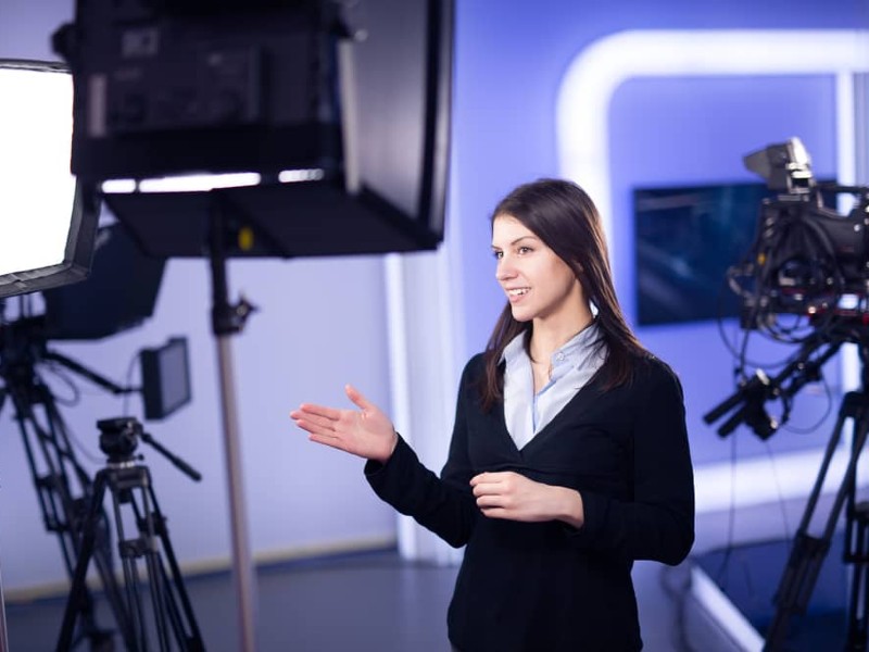 estudiar-comunicacion-mujer-joven-habla-frente-a-camaras
