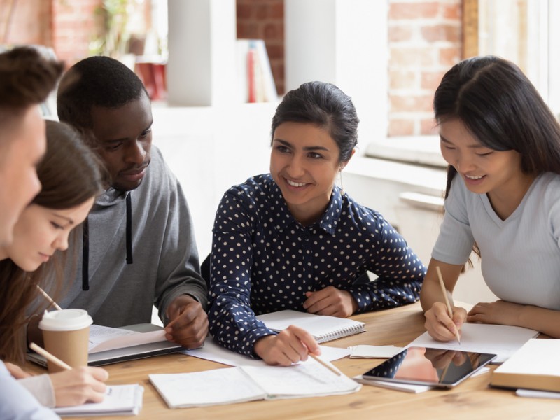 licenciatura-en-relaciones-internacionales-estudiantes-debaten-una-leccion