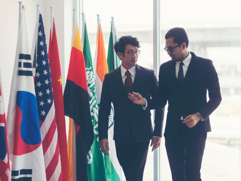 licenciatura-en-relaciones-internacionales-hombres-debaten-en-sede-internacional