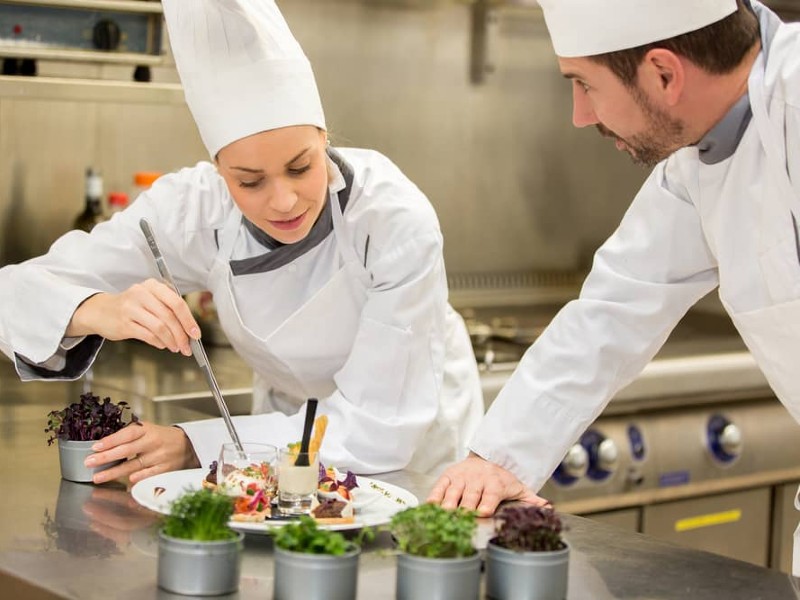 licenciatura_en_gastronomia_mujer_chef_prepara_una_receta