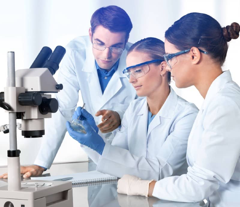 licenciatura_en_medicina_estudiantes_trabajan_con_microscopio