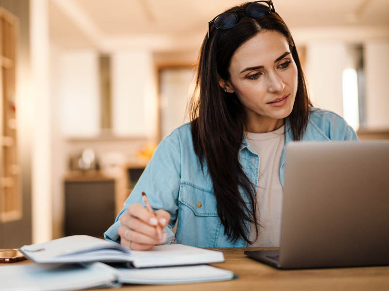 Mujer adulta estudiando en clases online