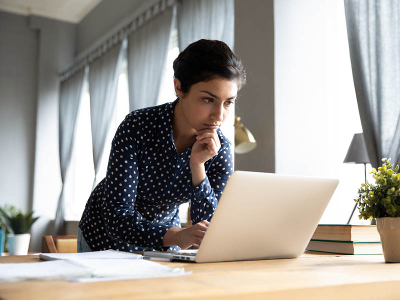 Joven adulta en computadora