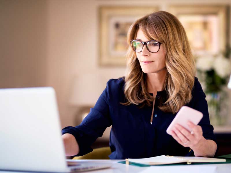 Mujer ejecutiva estudiando una maestría en casa