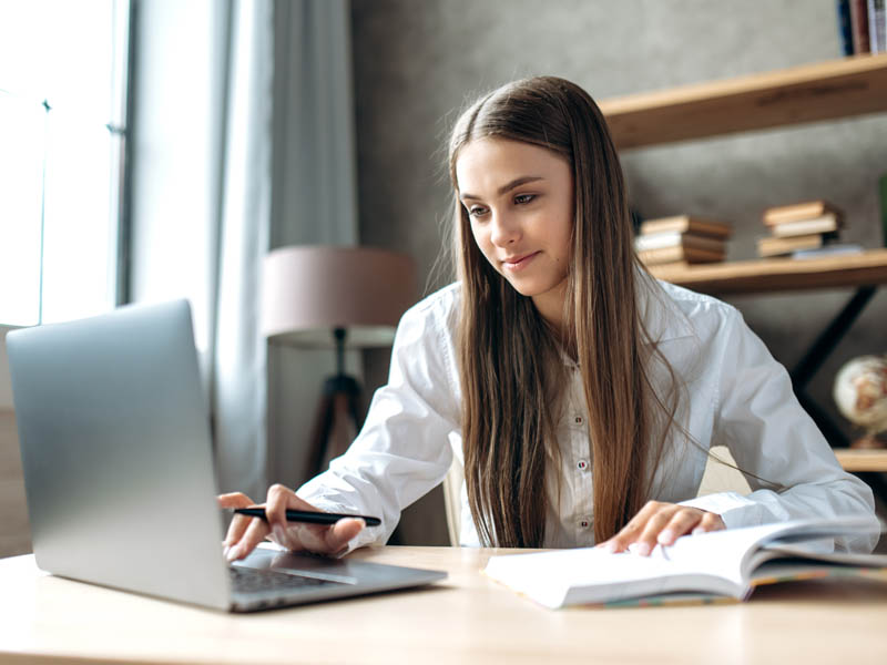 Joven estudiando la universidad a distancia