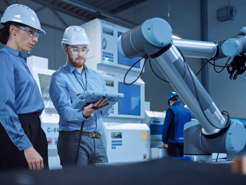 ingenieros-en manufactura-trabajando