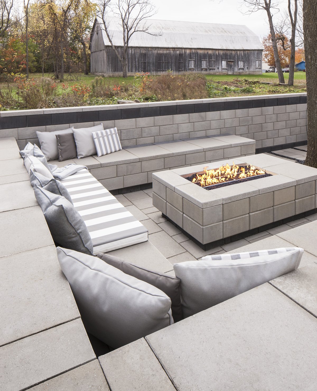 11 Amazing Stone Fire Pit Ideas For, How To Make A Fire Pit On Concrete Slab
