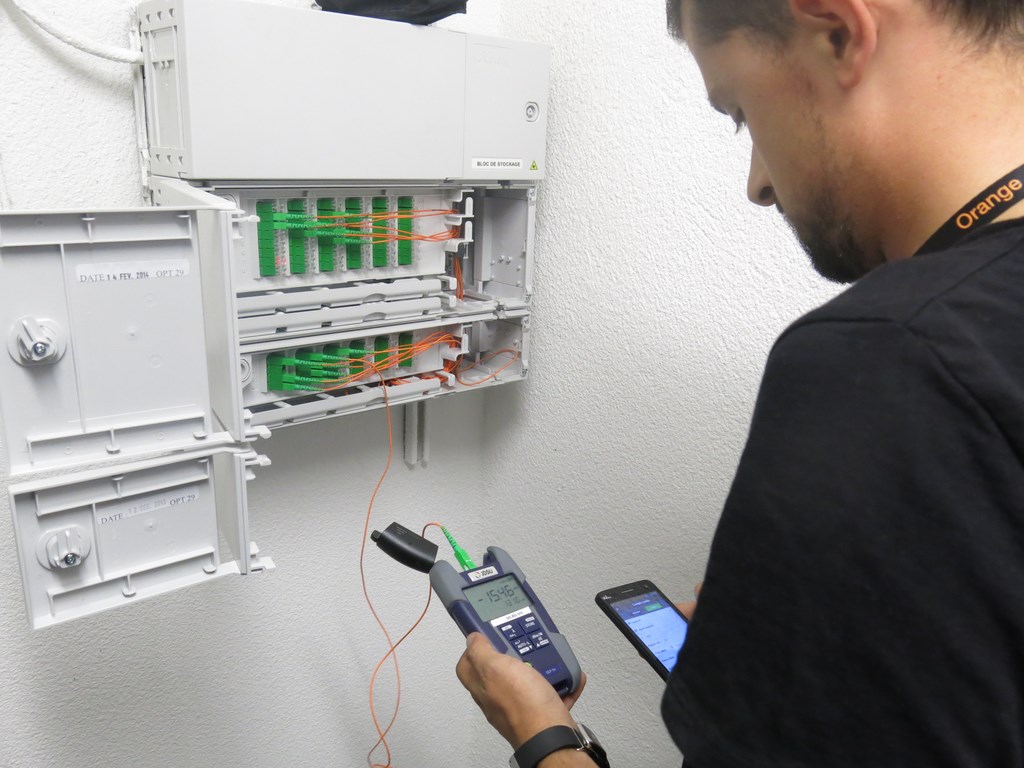 Reportage Orange installe une Livebox dans un immeuble neuf équipé de