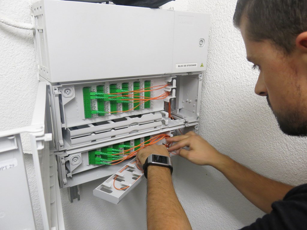 Reportage : Orange installe une Livebox dans un immeuble neuf équipé de ...