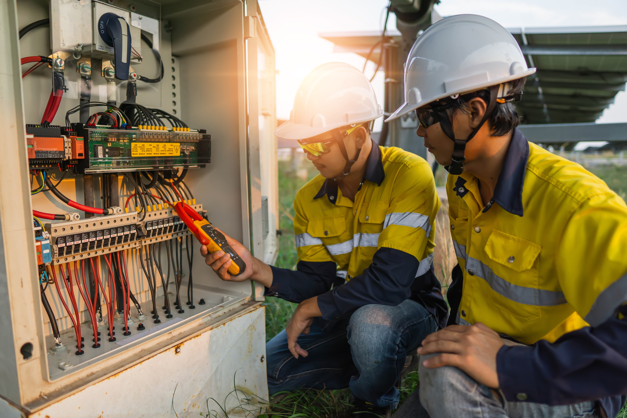 hvac-versus-electrician-which-skilled-trade-is-better-for-you