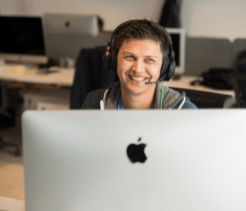 Photographie d'un homme travaillant sur un ordinateur