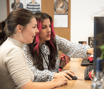 Photographie de 2 femmes travaillant sur un ordinateur