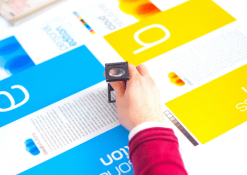 Photographie d'une personne travaillant sur des affiches