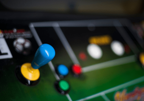 Photographie des manettes d'une machine de jeu