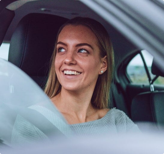 Femme au volant conduisant en toute sécurité | DriveQuant