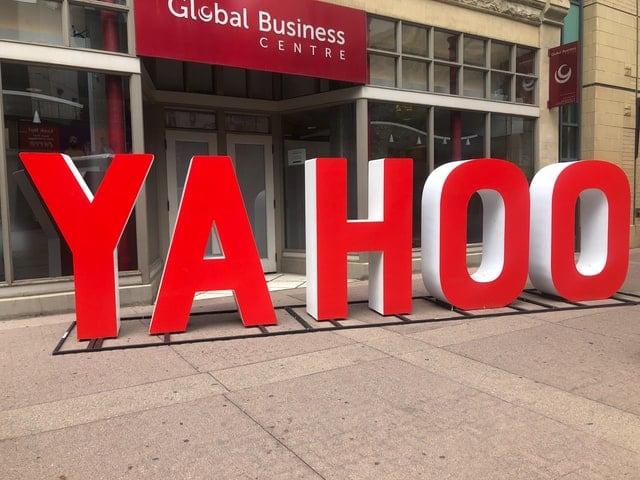 Red Yahoo sign