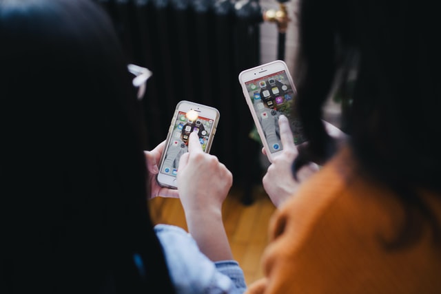 Two girls poiting on her phone