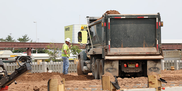 Construction worker working with fleet on a jobsite