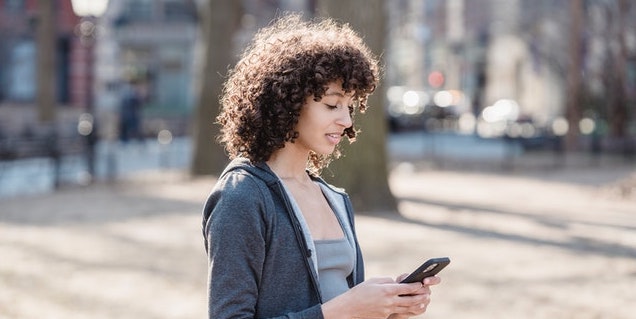 women-looking-at-cell-phone