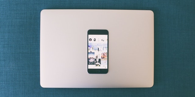 socialmedia-on-mobile-on-laptop