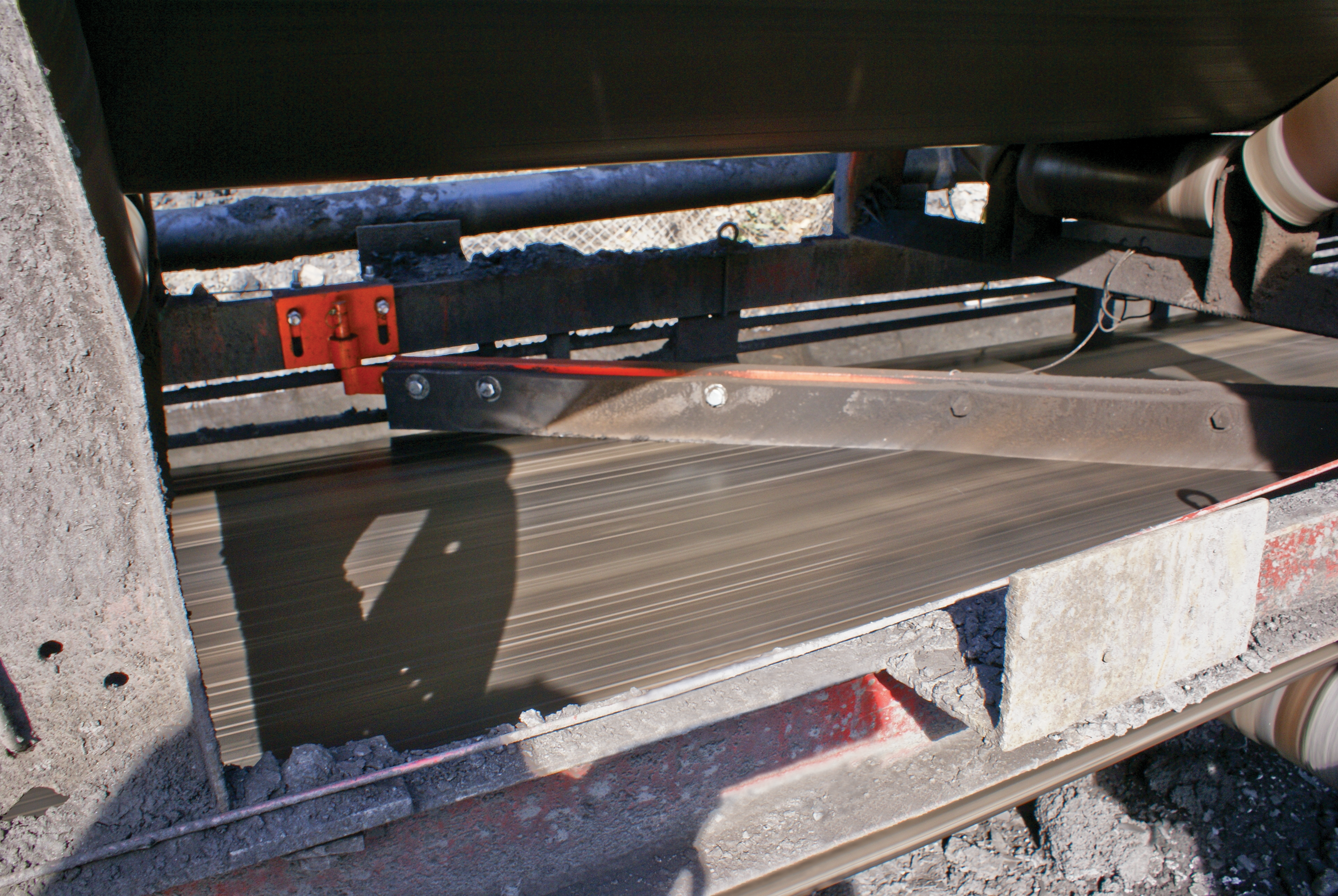 Diagonal plows are installed across the belt at an angle of 45 degrees to the direction of travel.