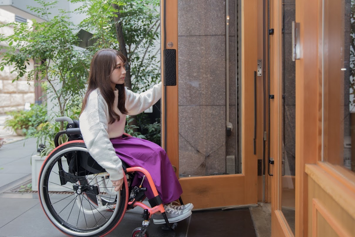 扉の話 それって日本だけ 外開き事情